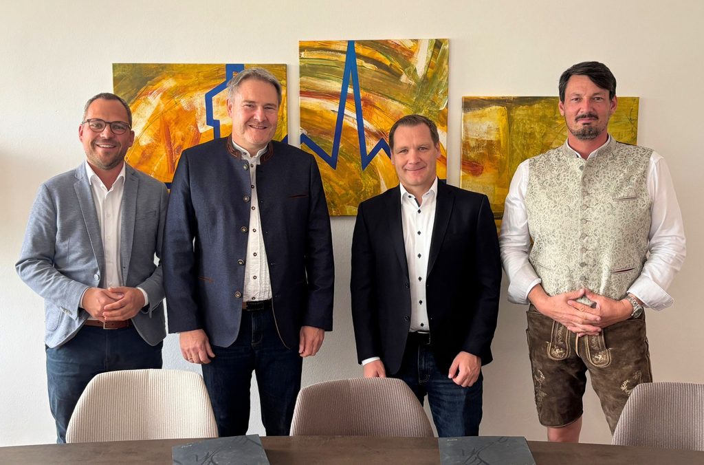 Unterzeichneten im Rahmen des Michaelimarkts die Wärmelieferverträge für fünf Mehrfamilienhäuser in Schwabmünchen (v. l.): Xaver Schwarzenbach (Leiter Abteilung Technik, WBL), Andreas Oberhofer (Geschäftsführer, WBL), Matthias Böck (Geschäftsführer, WVS) und Benjamin Schorer (Aufsichtsratsvorsitzender WVS und Erster Bürgermeister der Stadt Schwabmünchen).